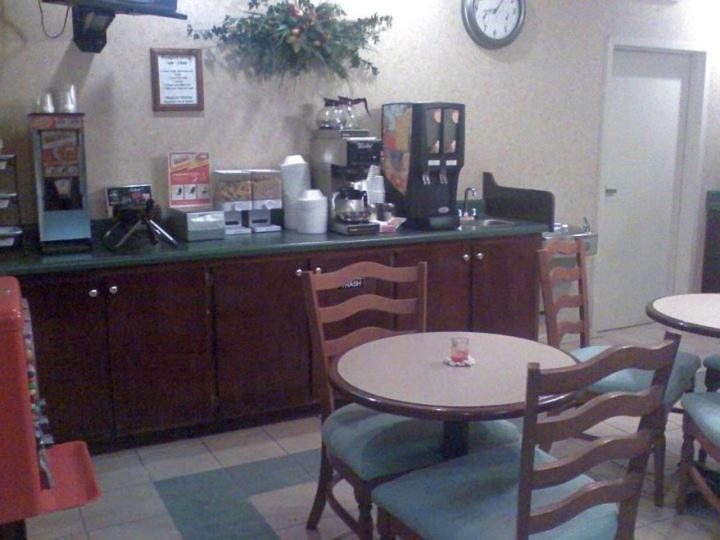 Deerfield Inn And Suites Steele Buitenkant foto