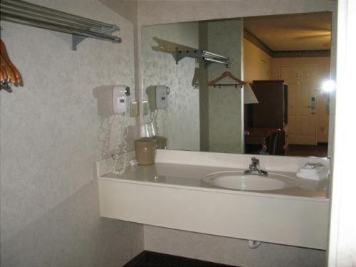 Deerfield Inn And Suites Steele Buitenkant foto